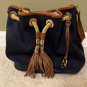 Michael Kors Navy medium sized bucket bag with beautiful tan leather trim.